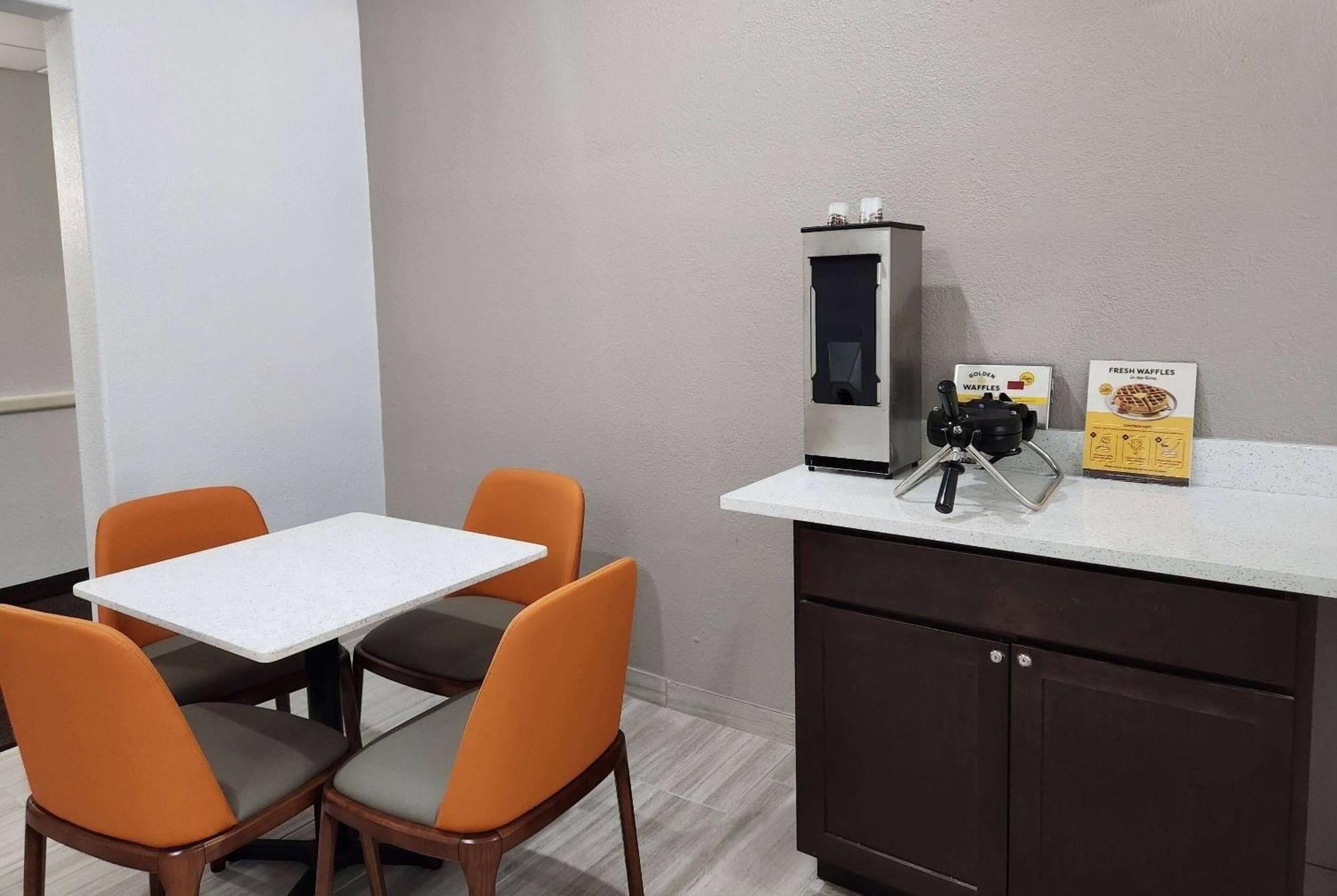 Baymont By Wyndham San Antonio Airport Hotel ภายนอก รูปภาพ